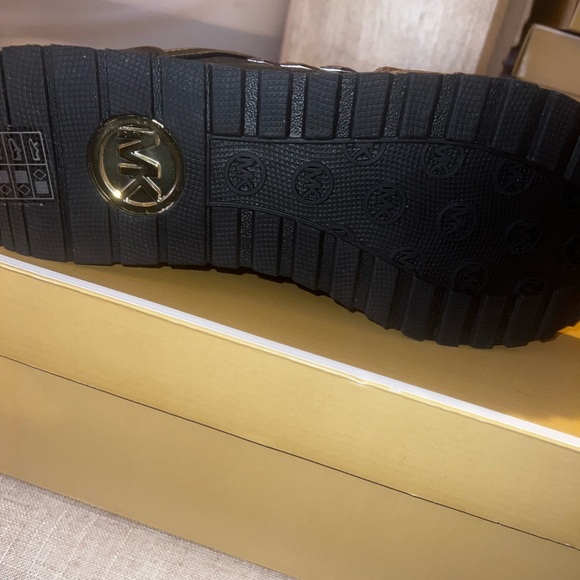 BRAND NEW, NEVER BEEN WORN! MK Maddie Trainer, size 8.5M. Stunning MK detail - Picture 4 of 5